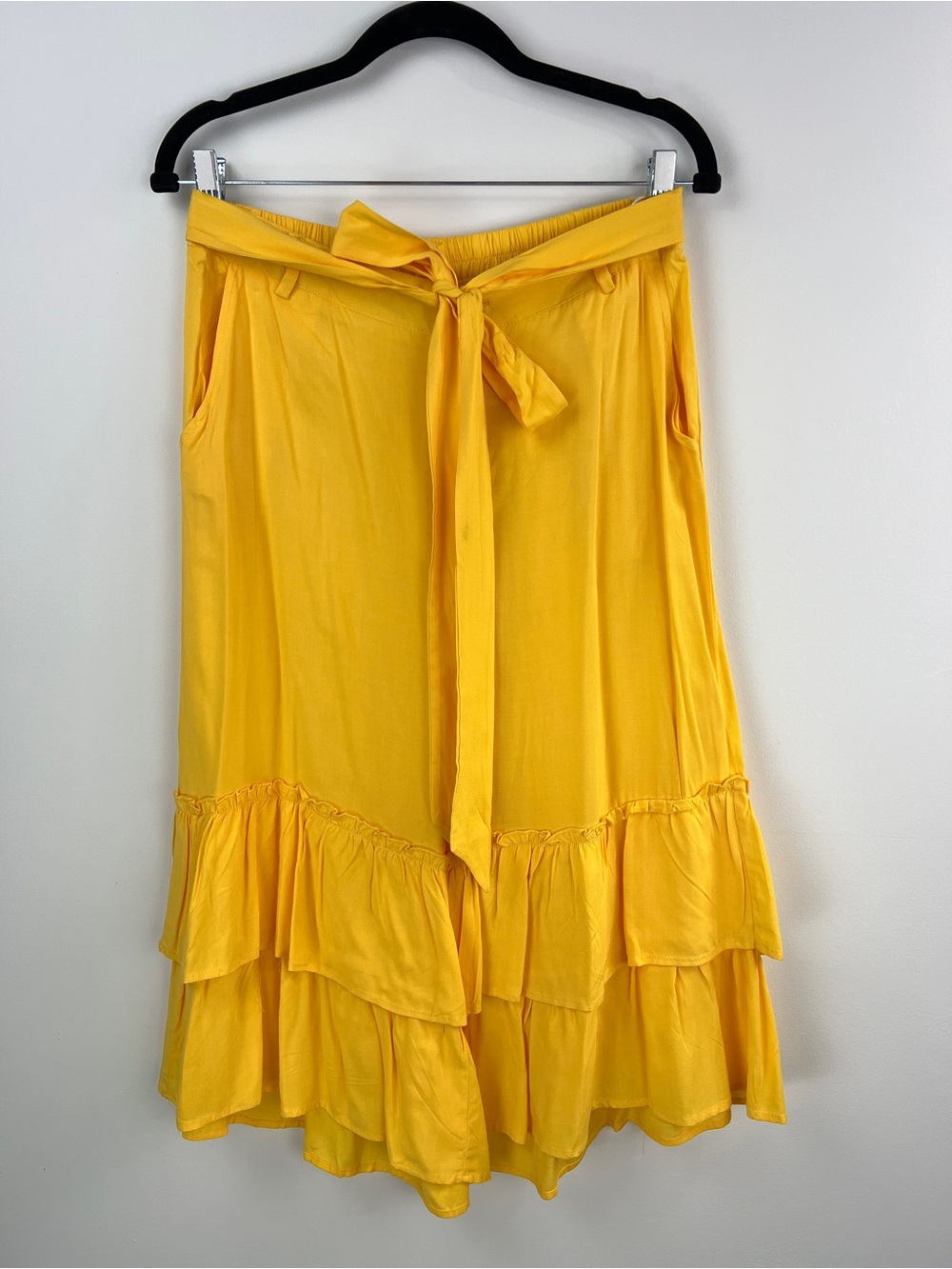 💚 3957. Yellow Ruffle Tie-Waist Bermuda Pant